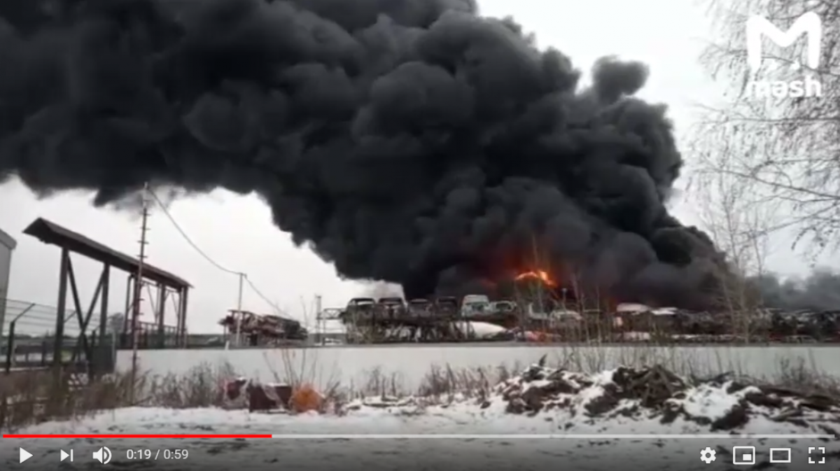 В России вспыхнул огромный пожар на крупном заводе: все в черном дыму, слышны взрывы