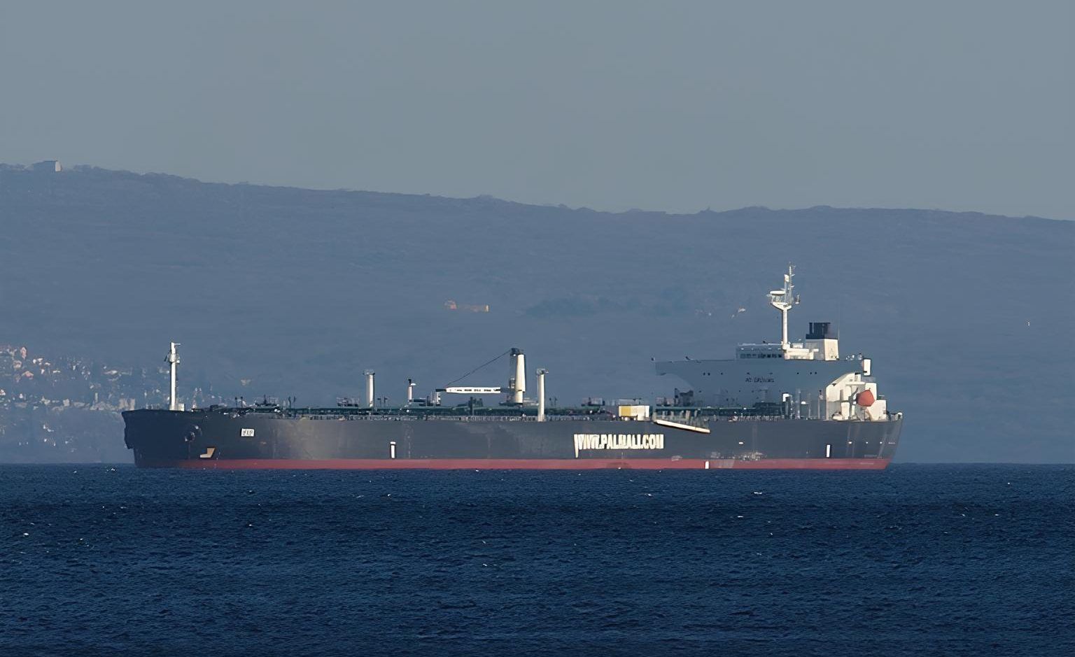 Хуситы взорвали баллистической ракетой танкер с российской нефтью в Красном море – СМИ