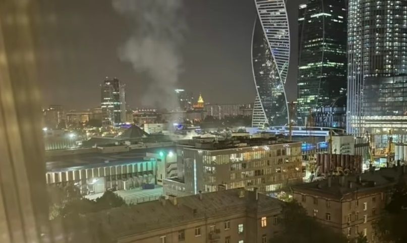 Москвичи напуганы ударом беспилотника по "Экспоцентру": "Вот была вспышка. Я видела взрыв"