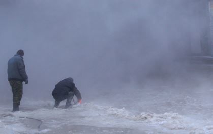 В российском Нижнем Новгороде улицы залило кипятком из ветхой трубы отопления, есть пострадавшие