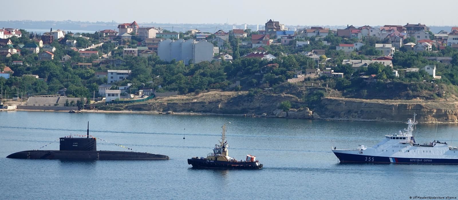 Підводний човен, два вертольоти та корабель вийшли на допомогу підбитому ворожому БДК у районі Криму 