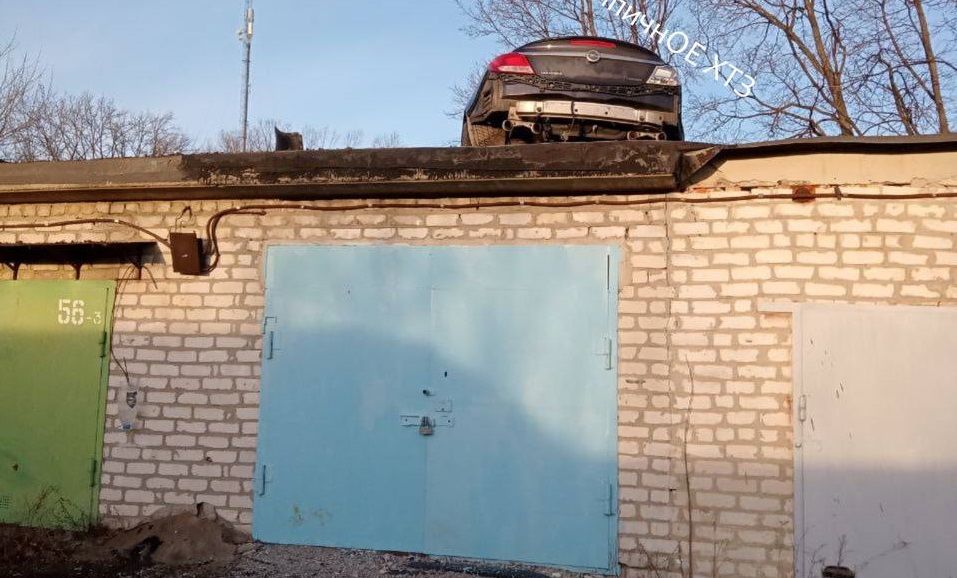 В Харькове "гонщик" из Полтавы, убегая от полиции на машине Opel, влетел на крышу гаража