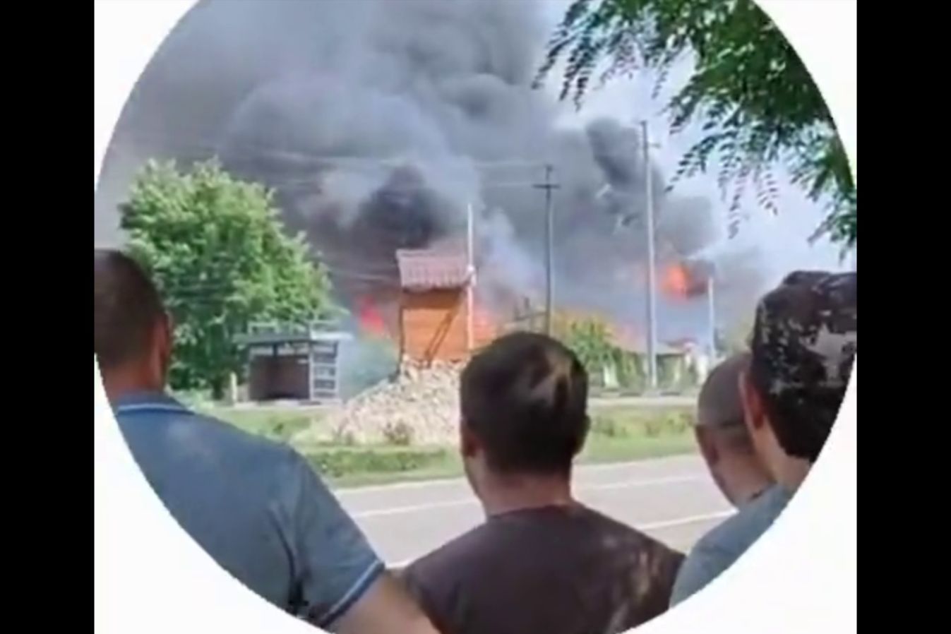 ​Под Белгородом горит и взрывается склад БК: Минобороны РФ врет, что "все сбило"