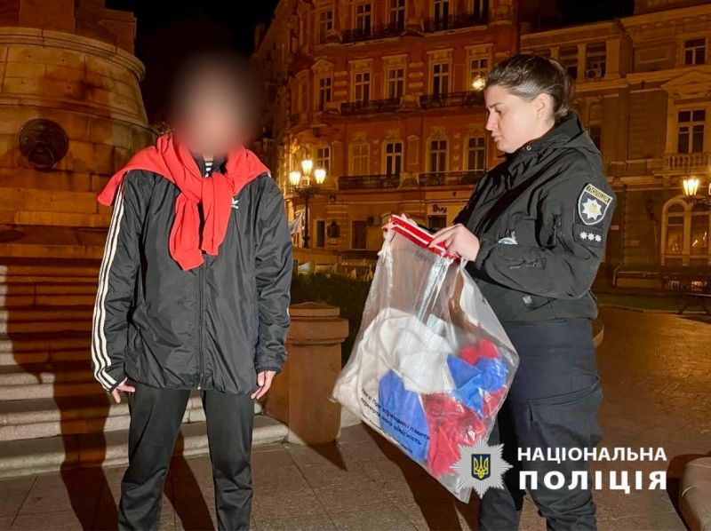 В Одесі жінка хотіла повісити прапор РФ на постамент знесеного пам'ятника Катерині ІІ – перехожі не дали