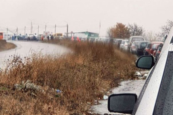Пророссийские боевики внесли изменения в порядок проверки транспорта на КПП - местные жители разгневаны из-за огромных очередей