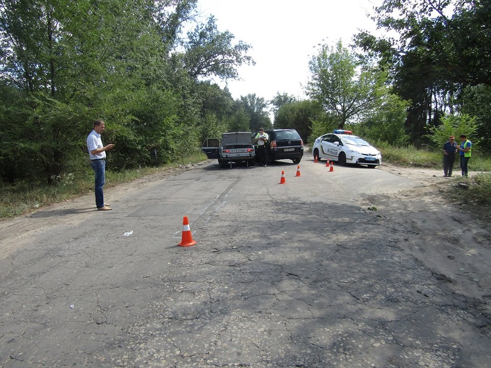 В столкновении 2 автомобилей на Луганщине пострадали 10 человек: среди раненых есть дети – кадры с места ДТП