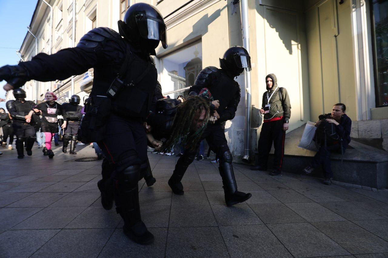 ​700 силовиков РФ, разгонявших митинги в Москве, готовятся бросить на войну в Украину – СМИ