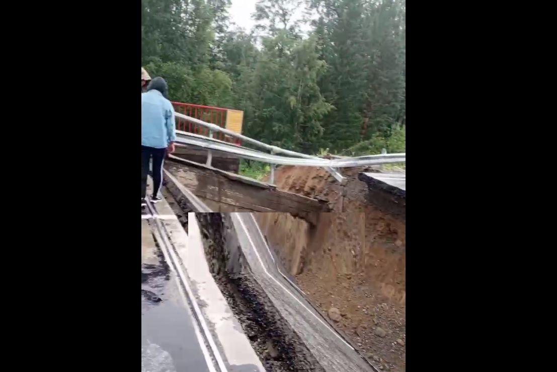 В Бурятии потоки воды снесли часть моста: тысячи россиян отрезаны от цивилизации