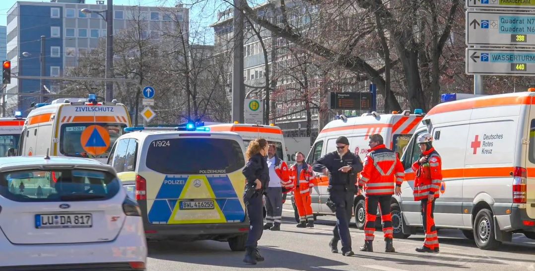 "Здесь ужасно", – в немецком Мангейме автомобиль врезался в толпу на ярмарке, есть погибшие и раненые 