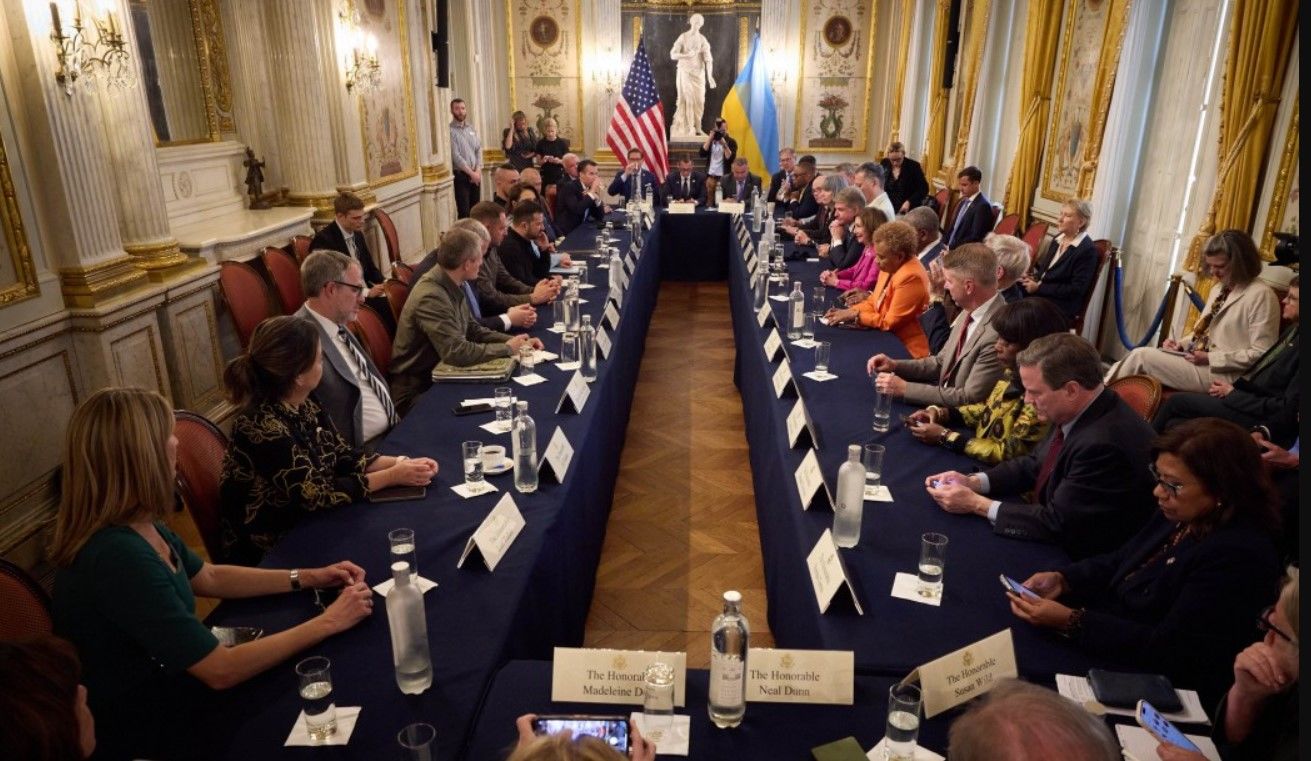 Зеленский встретился в Париже с двухпартийными делегациями Конгресса США: о чем говорили