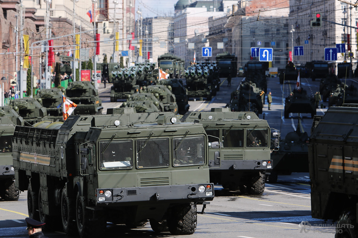 Военных едут. Военные машины на параде. Военные автомобили парада Победы. Военные машины на параде в Москве. Военные машины на параде 9 мая.