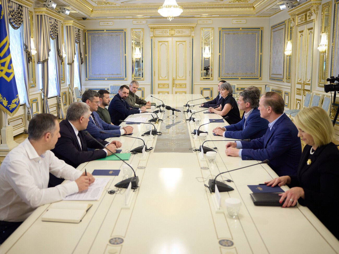 Зеленський зустрівся з двопартійною делегацією США: у Києві озвучили головні теми бесіди