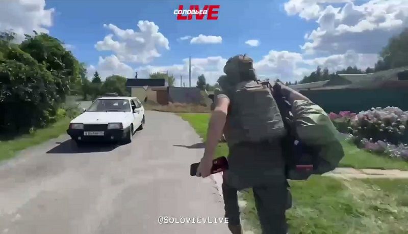 Путинские военкоры сбежали из-под обстрела Льгова на американском пикапе Ford, засняв все на видео