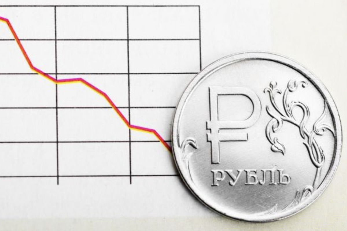 Рубль продолжил падение: аналитики прогнозируют доллар по 200