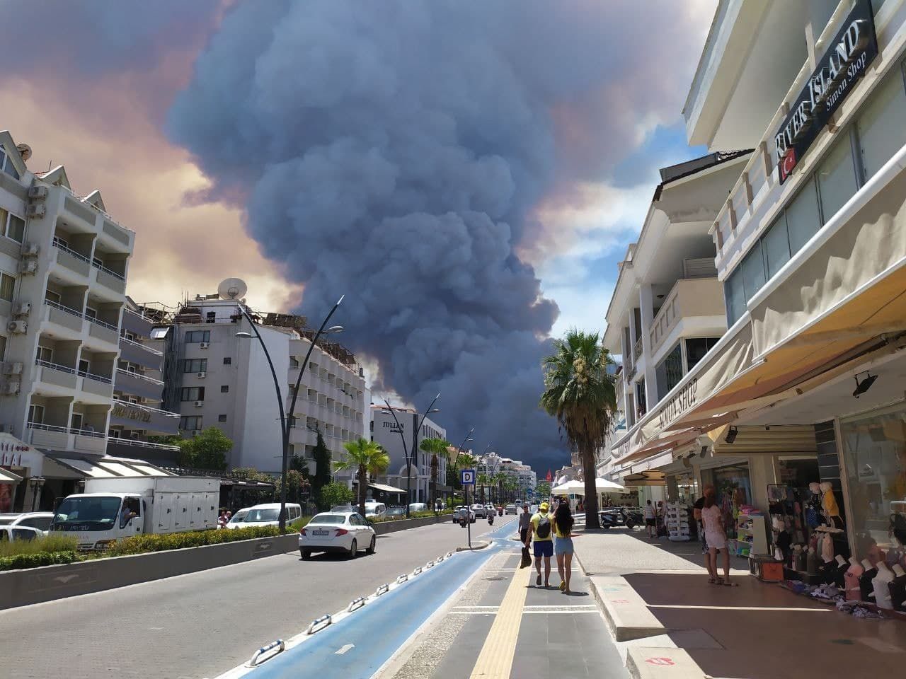 Туристов эвакуируют по морю: пожар в Турции вплотную подобрался к отелям Бодрума