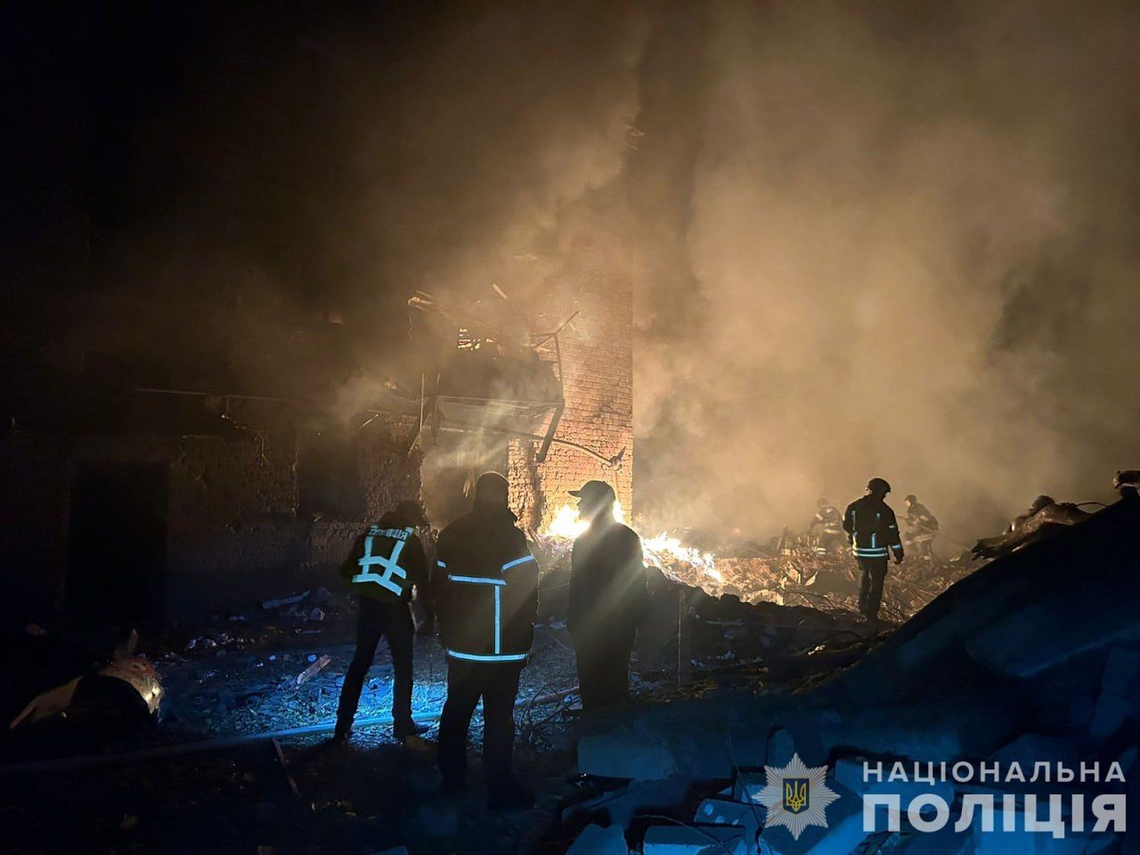 ​Удары по Харькову и Кривому Рогу унесли жизни пятерых человек: СМИ публикуют кадры с мест трагедий