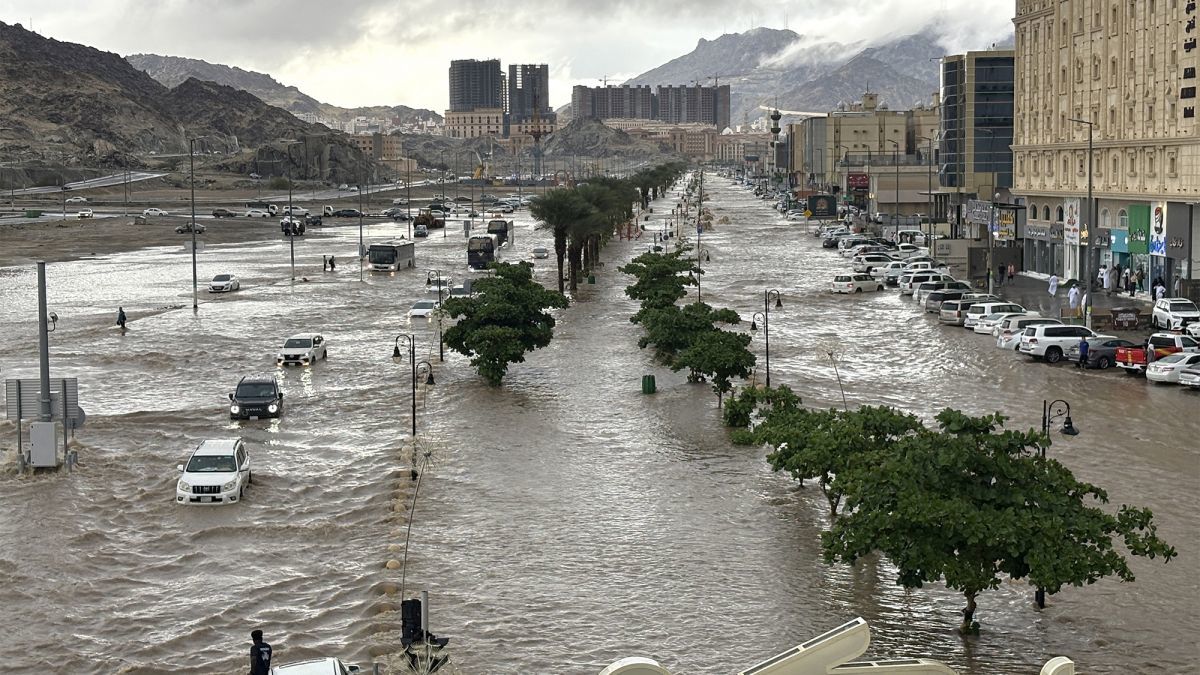 Под водой Мекка и Медина: Саудовскую Аравию накрыло масштабное наводнение