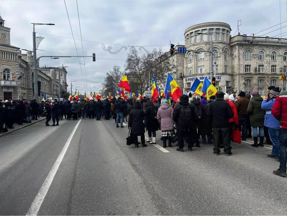 "Не могу понять ваш язык. Я из РФ", - в Кишиневе показали "настоящих молдаван" на антиправительственном митинге