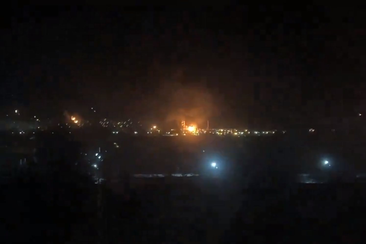 В Волгограде украинский дрон "наведал" российский НПЗ: на месте удара зарево от пожара