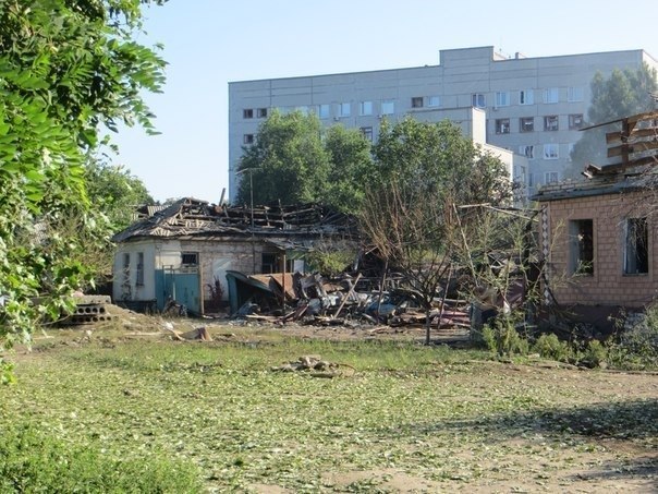 Очевидцы сообщают о попадании снаряда в жилой дом в Луганске
