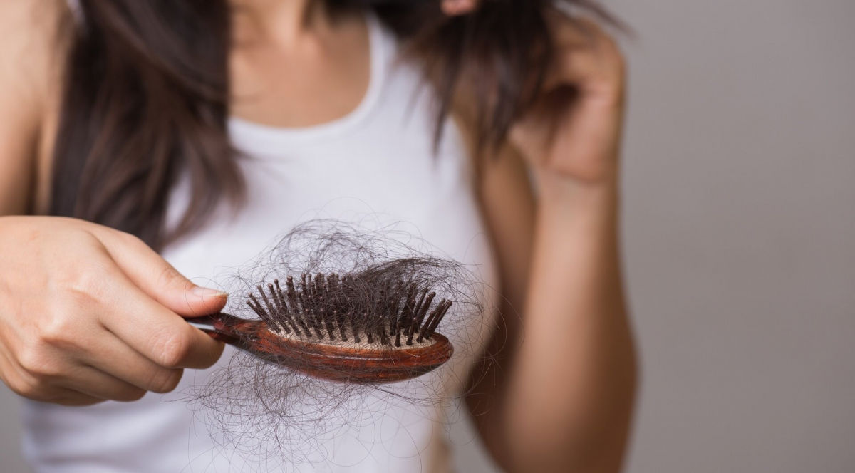 Норма выпадения волос: когда бить тревогу и обращаться за помощью