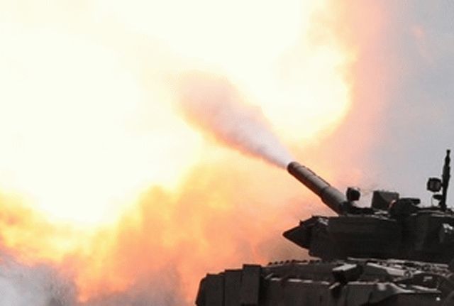 ​Ожесточенный бой вблизи Горловки: на фоне зарева и горящих полей в ход пошли танки
