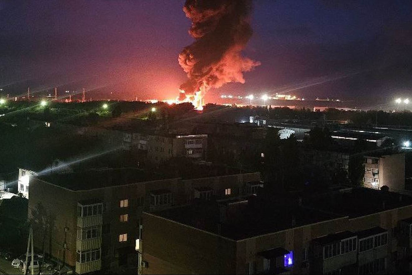 ​Огонь гасили 3 суток: спутник показал, что стало с нефтебазой в Азове после прилета дронов Украины
