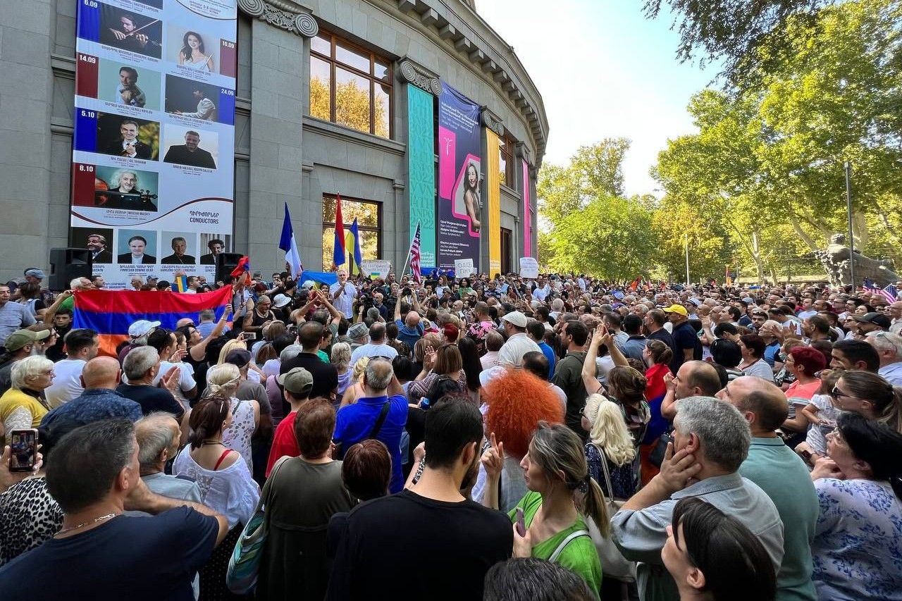 ​В Ереване масштабный митинг с флагами США и Украины: армяне требуют выхода из ОДКБ