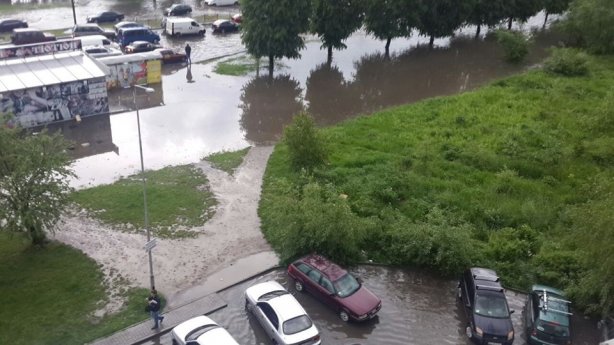 Видео разрушительного урагана во Львове