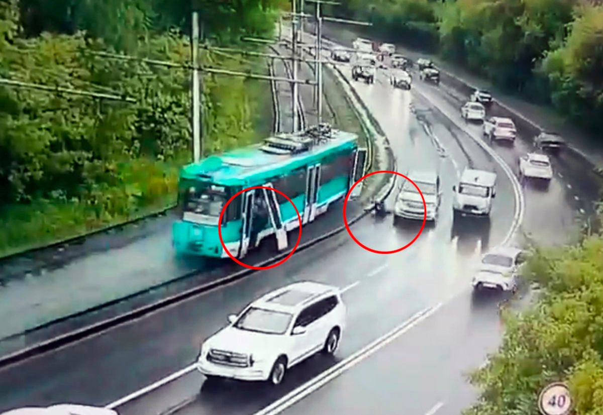 ДТП в Кемерове с двумя трамваями: люди выпадали из транспорта на ходу, попадая под колеса машин