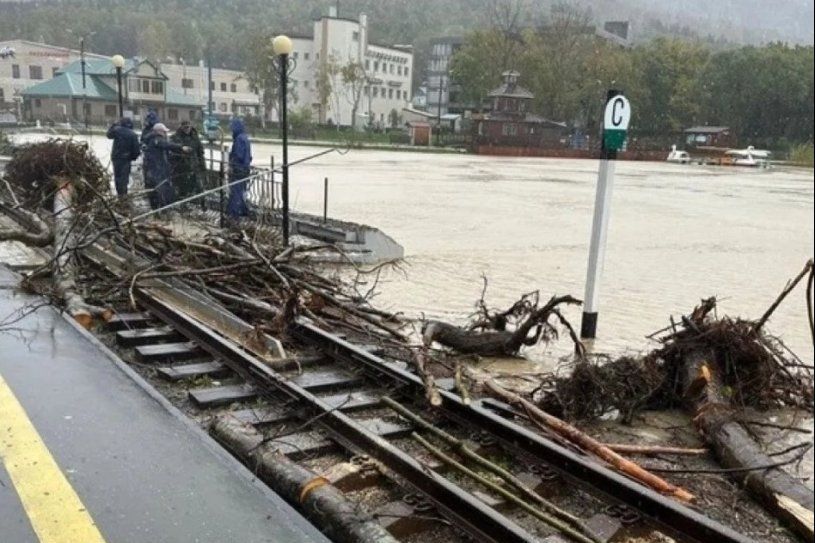 ​На Сахалине режим ЧС: тайфун обрушился на регион РФ, затопив города и села