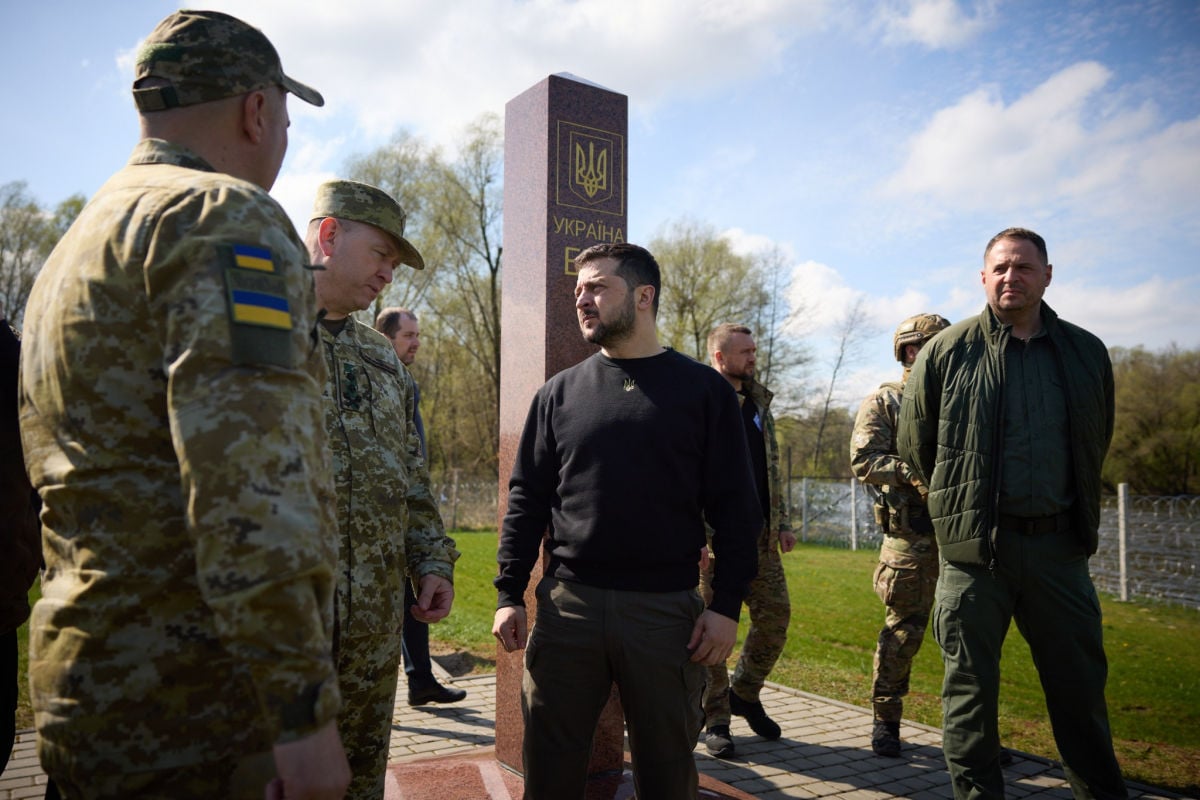 "Знаю, как крепко вы стояли", - после Авдеевки Зеленский поехал к военным на границу с Беларусью