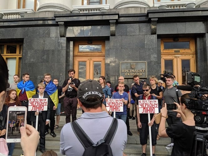 Устали терпеть выходки властей: в правительственном квартале Киева прошла масштабная акция, участники огласили требования