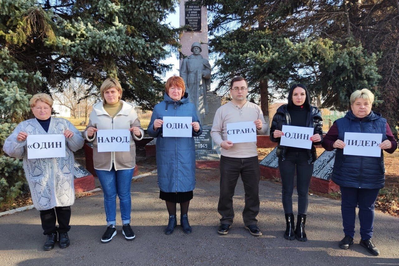 ​В Харцызске оккупанты провели акцию под лозунгом Гитлера: "Одна страна, один народ, один лидер"