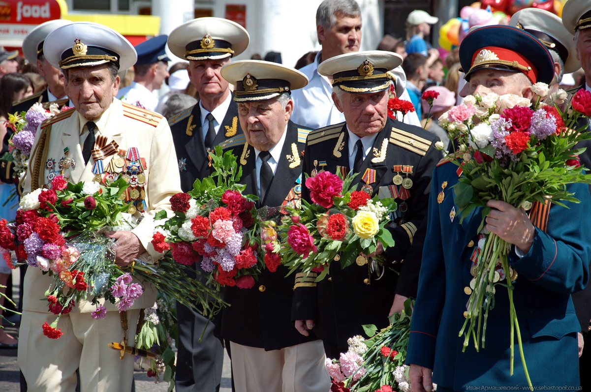 Сегодня праздник день победы отмечает вся страна