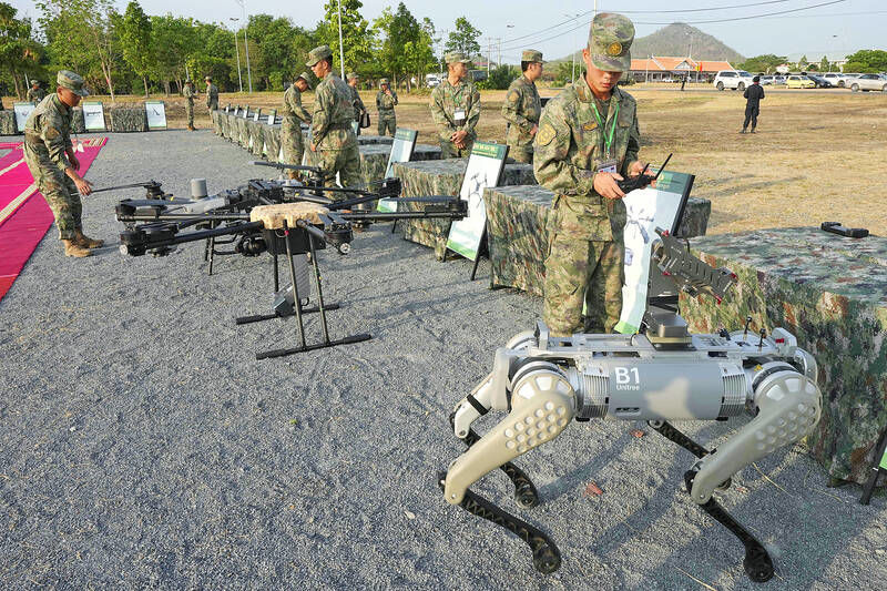 Китай и Камбоджа провели военные учения с участием роботов-псов с пулеметами: опубликованы кадры