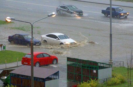 В "Солнце Москвы" с людьми ударила молния, в столице РФ сильный ливень превратил улицы в реки