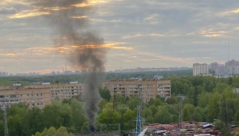 В Подмосковье у ФСБшников изрядно "подгорело": появились кадры пожара на подстанции рядом с их воинской частью