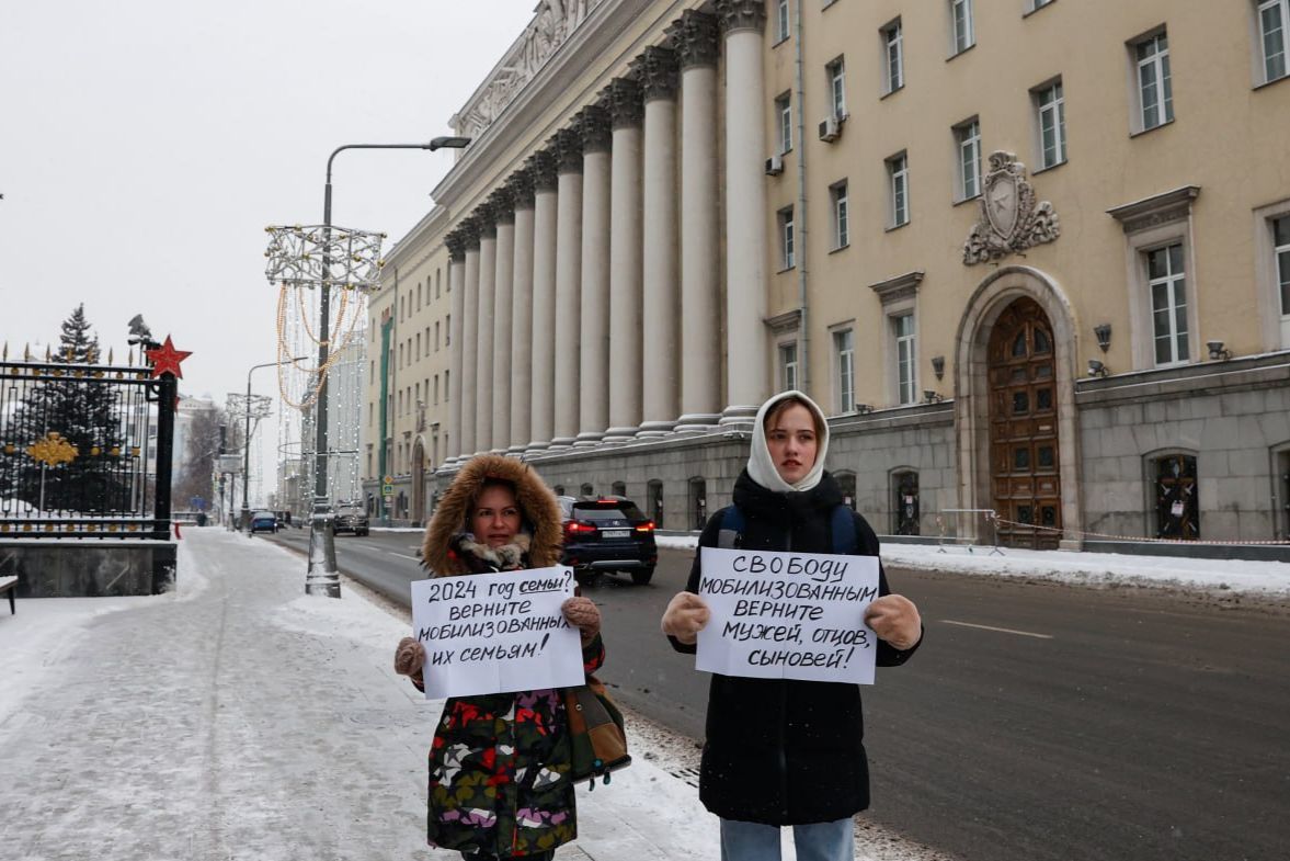 "Нас уже обнулили", – жены мобилизованных предъявили претензии Путину у здания Минобороны РФ