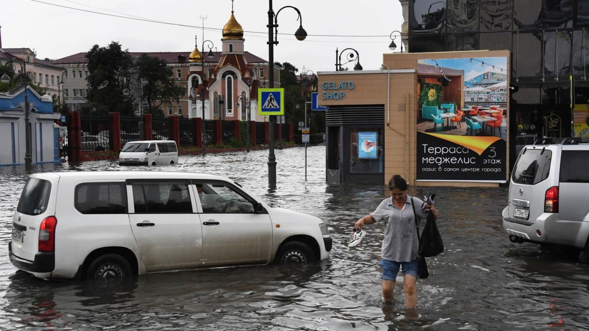 В РФ ливни смывают города, дороги и мосты в Приморье, а на юге масштабный пожар угрожает Геленджику