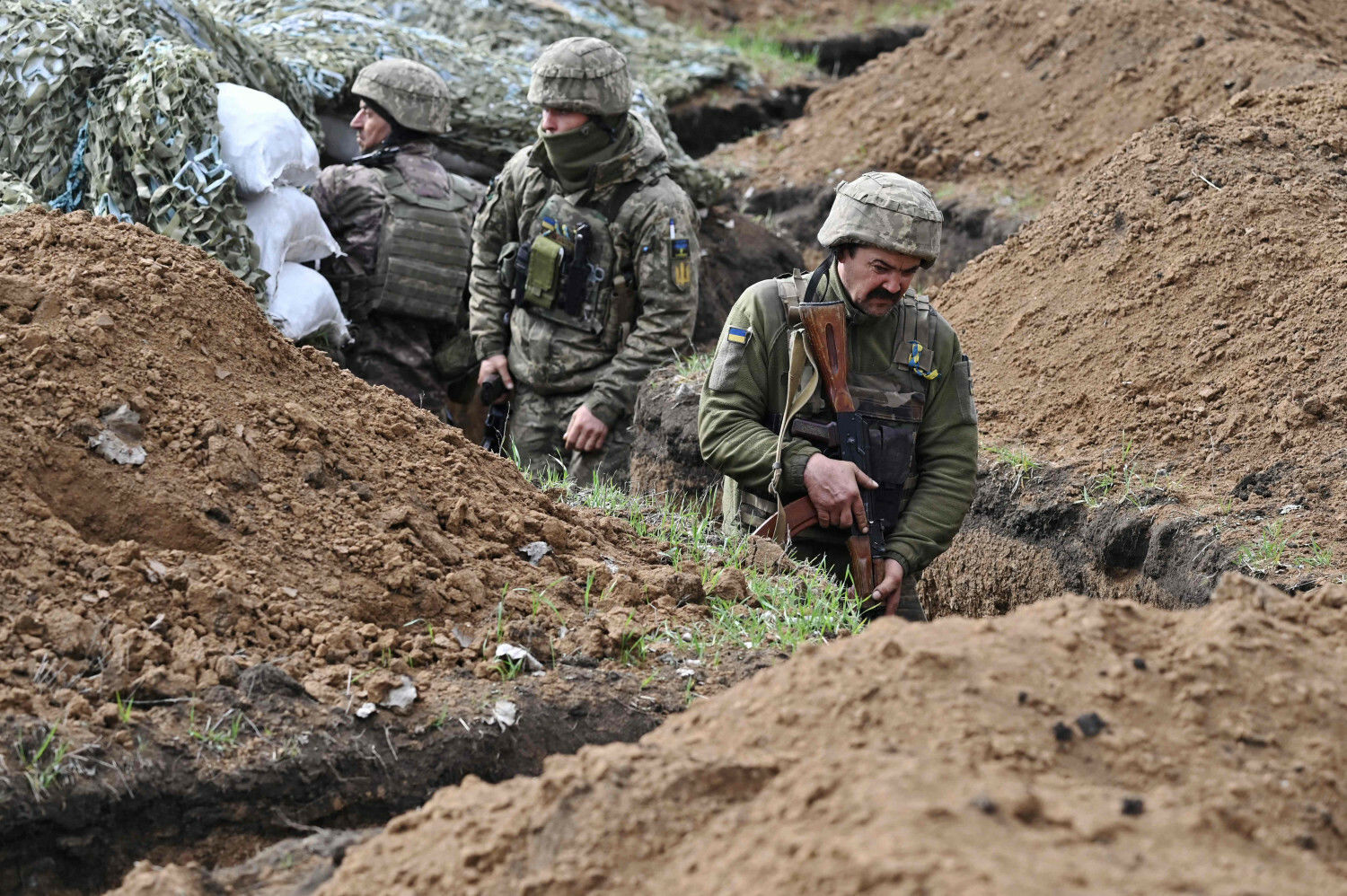 Дощі, сніг, бруд і мороз: аналітики розповіли, як погодні умови вплинуть на бої в Україні