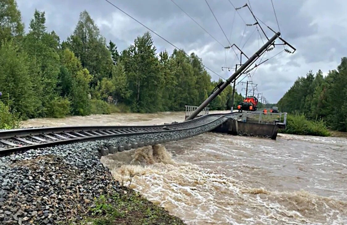 В России прорвало еще одну дамбу – поток воды на Беломорканале сносит дома и людей