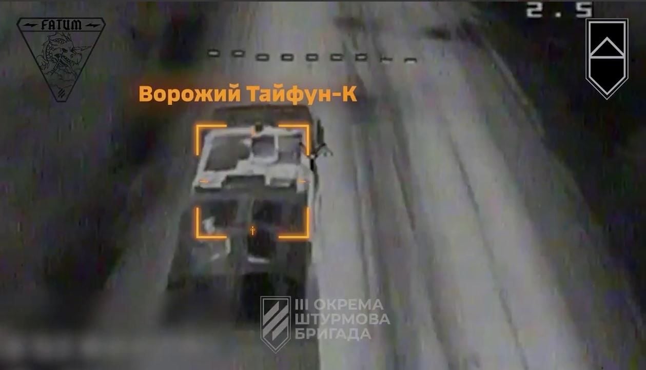 Догнать "Тайфун" на Харьковщине: дроны 3-й ОШБр показали видео превращения в металлолом ​МСТА-С и танка