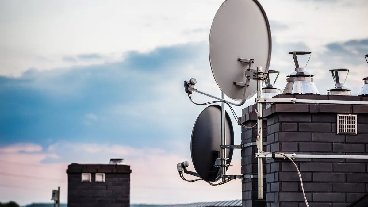 Жителів Дніпра закликали прибрати супутникові антени з фасадів будинків для захисту від ворожої авіації