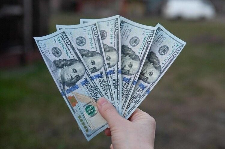 Доллар в Украине "взлетел" до исторического максимума: НБУ озвучил новый курс валют 