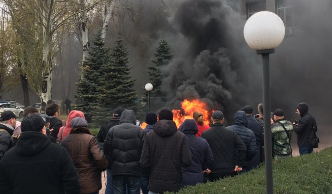 Замерзающие жители Кривого Рога пошли штурмом на "Криворожгаз": СМИ сообщили о захвате заложников - фото