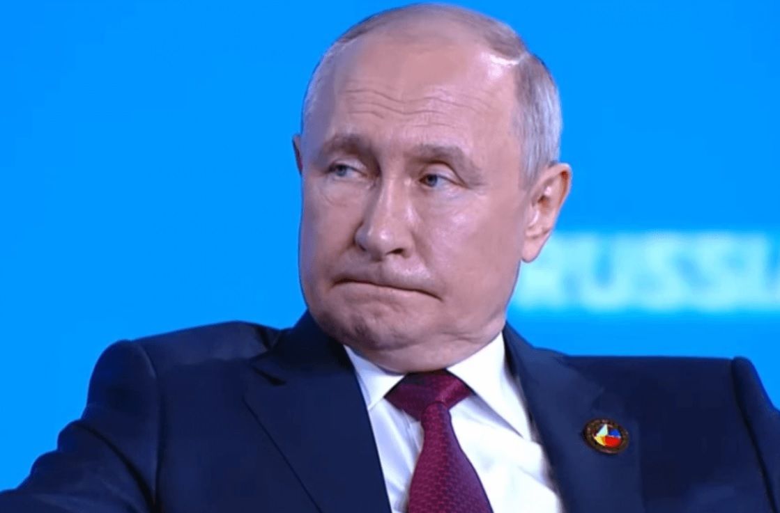 Путин терпеливо ждал свой портрет от робота и попал на видео: Явления: Ценности: soundplace-studio.ru