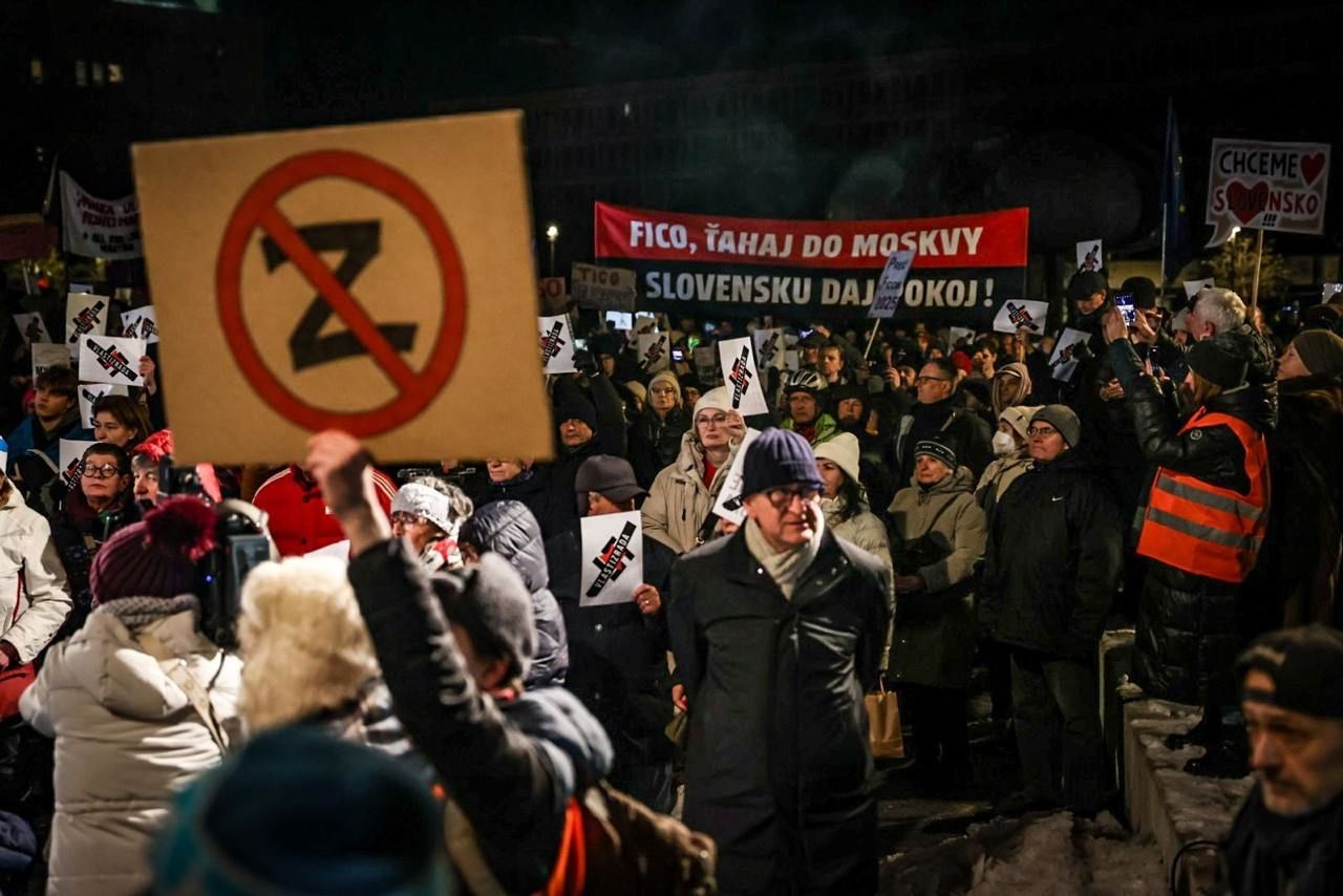 ​В Братиславе тысячи вышли на протест против Фицо: "Мы не Россия, езжай в Москву"