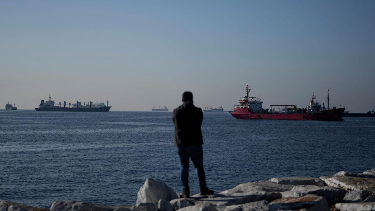 РФ "прорвала" запрет Турции на проход военных кораблей через Босфор 