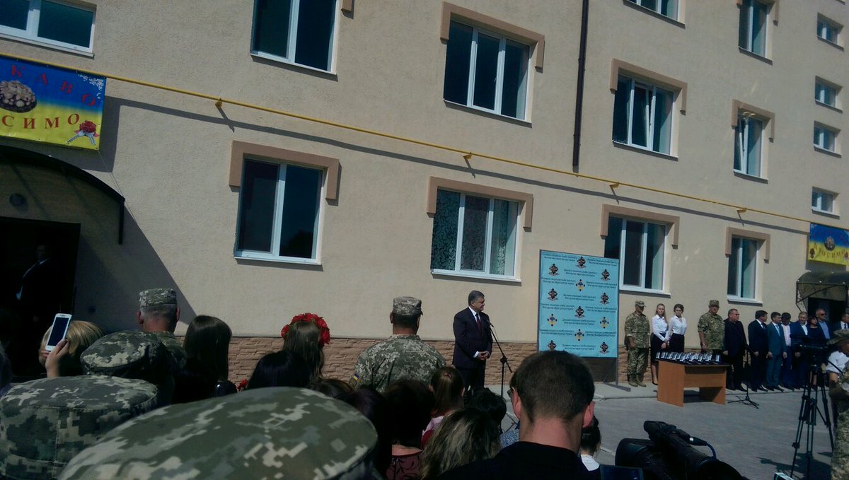 ​Петр Порошенко: "Поздрaвляю нaших ветерaнов AТО, которые получaют сегодня новое жилье в Днепре"